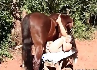 Wife stretches her cunt to insert a massive cock of a big horse